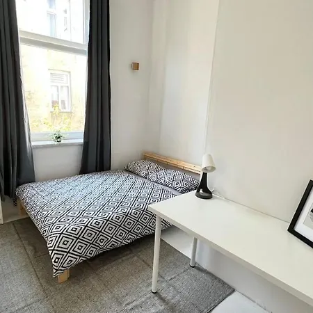 Bedroom Near The Bus And Train Station Rum i privatbostad *