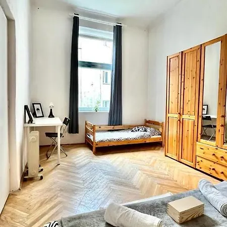 Bedroom Near The Bus And Train Station *