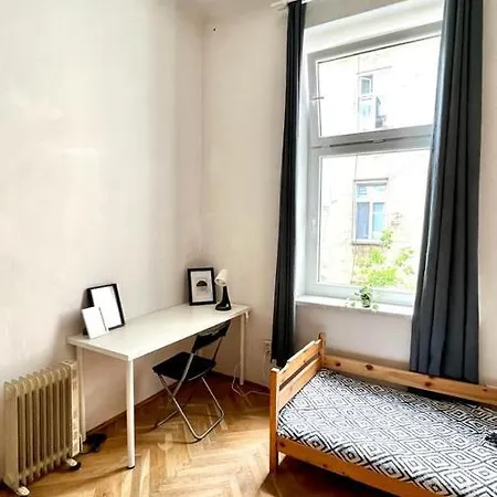 Rum i privatbostad Bedroom Near The Bus And Train Station