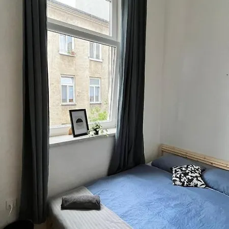 Bedroom Near The Bus And Train Station