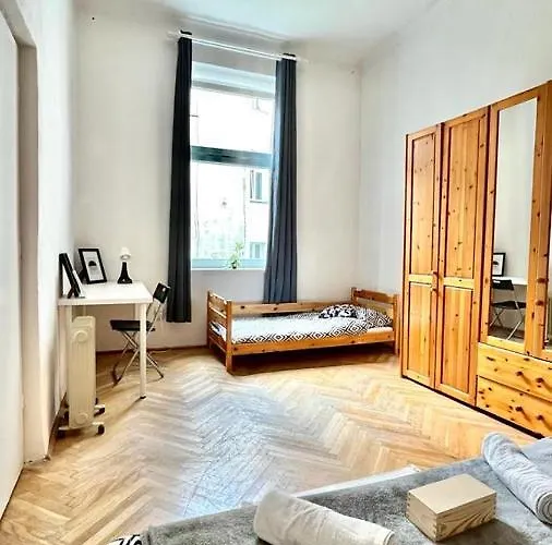 Bedroom Near The Bus And Train Station *