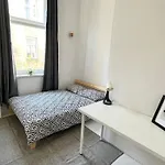 Bedroom Near The Bus And Train Station منزل للإقامة *
