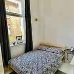 Bedroom Near The Bus And Train Station منزل للإقامة *