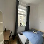 Bedroom Near The Bus And Train Station منزل للإقامة