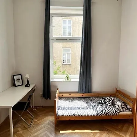Séjour chez l'habitant Bedroom Near The Bus And Train Station