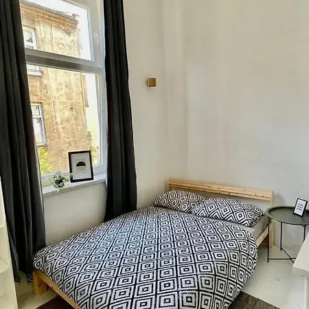 Bedroom Near The Bus And Train Station Habitación en casa particular *