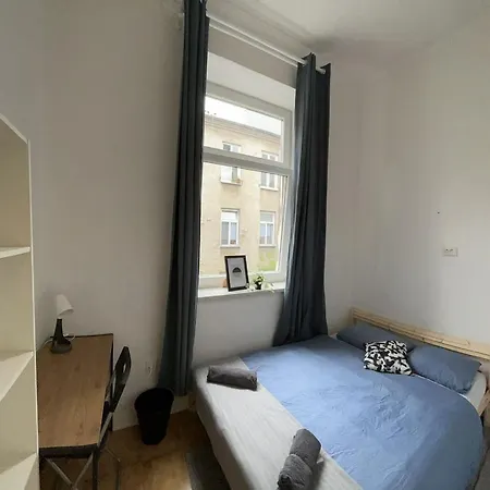 Bedroom Near The Bus And Train Station Habitación en casa particular