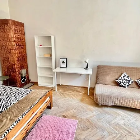 Bedroom Near The Bus And Train Station Habitación en casa particular